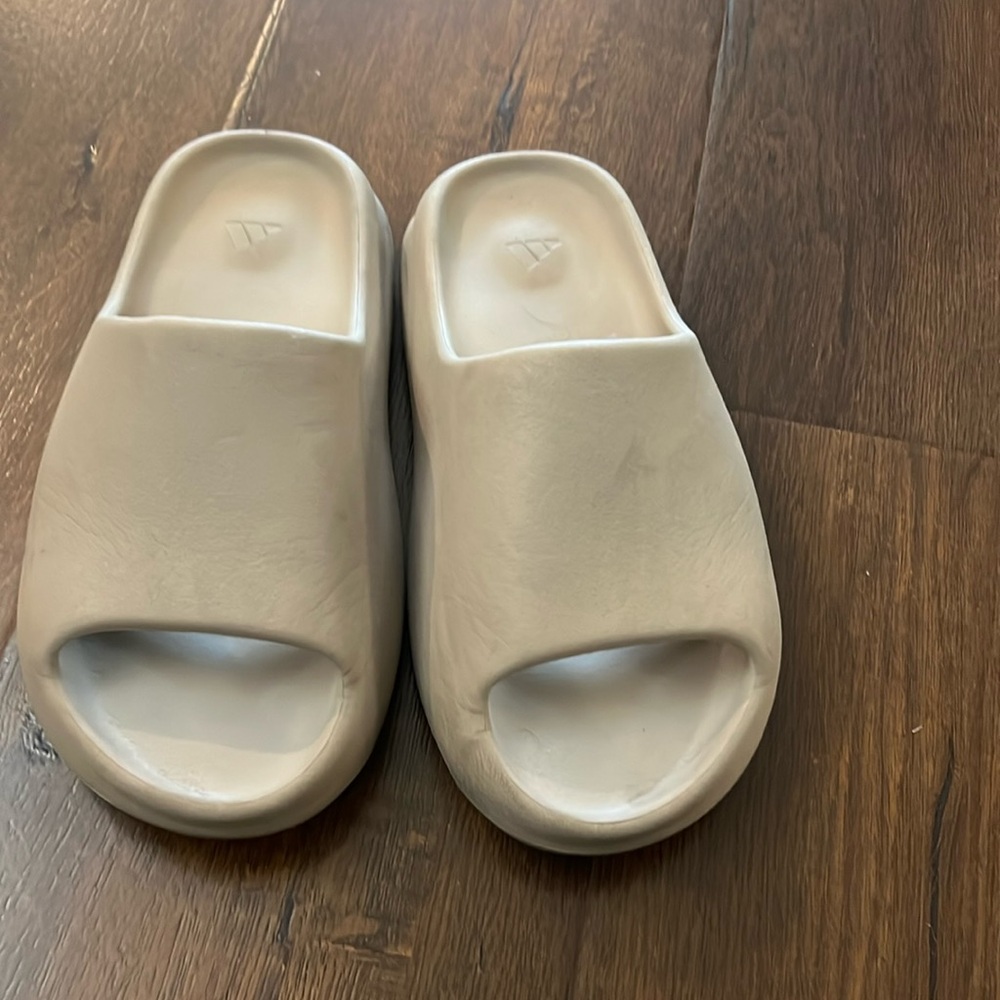 Yeezy slide us 6 beige color